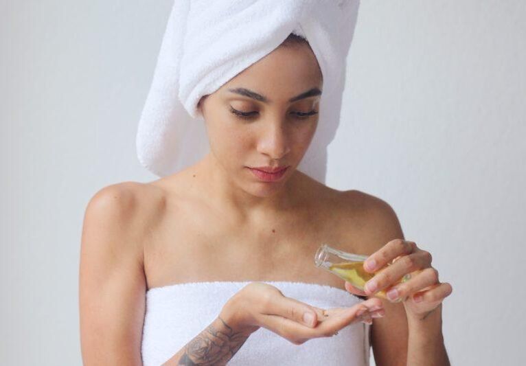 Una niña usa aceite para rejuvenecer su piel