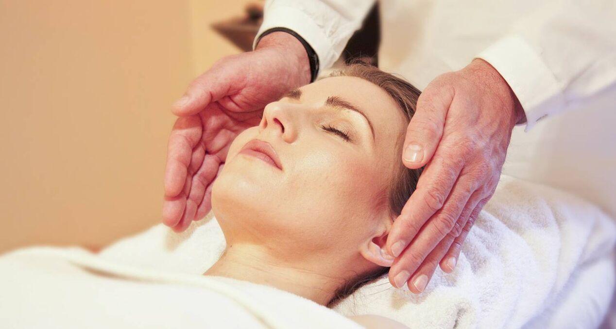 Masaje del contorno facial como forma de rejuvenecimiento